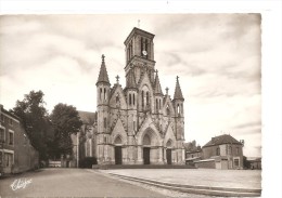 79 CERIZAY  EGLISE ET PLACE  TRES BON ETAT     2 SCANS - Cerizay