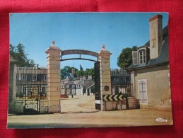 Guérigny (nièvre) Entrée Des Cours Du CHâteau - Guerigny