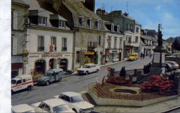 CP DEPT 56   ........GOURIN  ...... LA PLACE DE LA VICTOIRE  COMMERCES QUINCAILLERIE OPTIQUE   ... VOITURES 2CV - Gourin