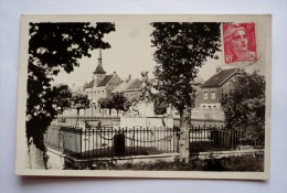 80- Cpsm Petit Format - CHAULNES DE PICARDIE - Le Monument Aux Morts Et Place De La Mairie - Chaulnes