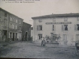CPA Rhône L'Aubépin La Place Et L'hôtel Des Monts Lyonnais - Otros & Sin Clasificación