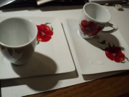 LOT DE 2 TASSES ET LEURS SOUCOUPES GENEVIEVE LETHU. POUR JOURS HEUREUX. FLEUR ROUGE COQUELICOT - Tassen