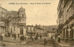 47 - Fumel - Place Du Postel Et Du Marché - Animée - Lot Et Garonne - Voir Scans - Fumel