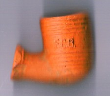 Pipa Del 1950  In TERRACOTTA Con Iniziali Del Ceramista. - Porcelain Pipes