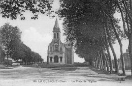 CPA - La GUERCHE (18) - Aspect Des Arbres Entourant La Place De L'Eglise Au Début Du Siècle - La Guerche Sur L'Aubois