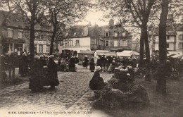 29 - LESNEVEN - La Place Vue De La Sortie De L´Eglise - Lesneven