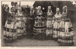 29 - PLONEVEZ PORZAY  Un Grand Pardon Breton Les Femmes Mariées Portant La Statue De St  Anne à La Procession - Plonévez-Porzay