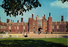 HAMPTON COURT PALACE-THE GREAT GATEHOUSE AND MOAT BRIDGE  (NUOVA) - Middlesex