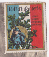 Vignette Militaire Illustrée Du 144e D'Infanterie, Couleurs (Bleu, Blanc, Rouge) 1915 Sur CP Illustrée "Le Bain De Boue - Vignettes Militaires