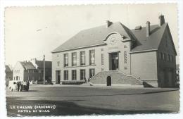 CPSM LE CHESNE, Petite Animation DEVANT L'HOTEL DE VILLE, FOYER RURAL, Format 9 Cm Sur 14 Cm Environ, ARDENNES 08 - Le Chesne