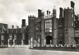 - Hampton Court Palace, Middlesex. The Great Gatehouse And The Bridge - Scan Verso - - Middlesex