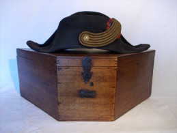 - RARE - Bicorne Officier De Marine XIXè Avec Son Coffret En Bois - - Hoeden