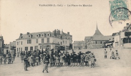( CPA 44 )  VARADES  /  La Place Du Marché  - - Varades