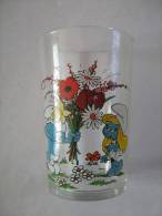 VERRE A  MOUTARDE  PUBLICITAIRE DECORE BD SCHTROUMPF ---  SCHTROUMPF TIMIDE OFFRE UN BOUQUET A LA SCHTROUMPFETTE - Glasses