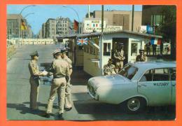 Allemagne - Berlin - Friedrichstrabe Checkpoint Charlie - Ford Taunus - Friedrichshain