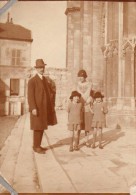 Photo Originale Famille - Couple Et Jumelles Sur Les Marches De L'églises - Chapeaux Land - - Sporten