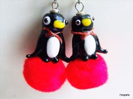 Boucles D'oreilles Pingouins Noir Blanc En Verre Artisanal Sur Pompons Rouges Accessoires Argentés - Boucles D'oreilles