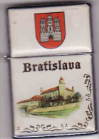 Briquet Metal, Bratislava, Chateau, Blason,coat Of Arms,  Lighter, Feuerzeug,Accendino, Encendedor - Autres & Non Classés