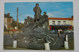 SAINTE HERMINE  MONUMENT  GEORGE CLEMENCEAU   CAFE  AU PERE LA VICTOIRE VOITURES - Sainte Hermine