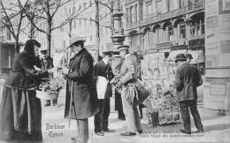 Allemagne   Berlin    Types Ou Petites Métiers:   Une Marchande De Fleurs.  Kiosque A Journaux - Autres & Non Classés