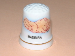 Dé A Coudre En Porcelaine MADEIRA - A11 - Dés à Coudre