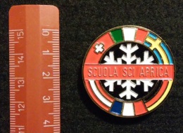 04579 "SCUOLA SCI APRICA - DISTINTIVO METALL. SMALTI POLICROMI - DIAM. 39 MM" BADGE. ORIGINALE. - Sports D'hiver