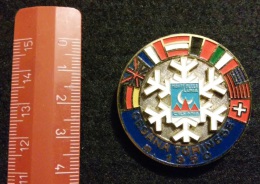 04580 "SCUOLA SCI CESANA TORINESE M. 1350 - DISTINTIVO METALL. SMALTI POLICROMI - DIAM. 40 MM" BADGE. ORIGINALE. - Invierno