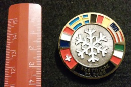 04581 "SCUOLA SCI SESTRIERE M. 2035 - DISTINTIVO METALL. SMALTI POLICROMI - DIAM. 39 MM" BADGE. ORIGINALE. - Winter Sports