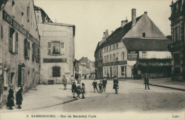 57 SARREBOURG / Rue Du Maréchal Foch / CARTE RARE - Sarrebourg