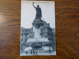 Monument De La République - Statuen