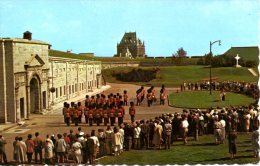 CANADA. Carte Postale Ayant Circulé En 1984. Garde Royale à La Citadelle. - Québec - La Citadelle