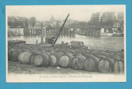 CPA La Seine à Travers PARIS - Péniche Tonneaux Le Pont De L'ESTACADE 75 - El Sena Y Sus Bordes