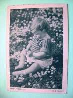 New Zealand 1946 Postcard - Child In Middle Of The Flowers - Cartas & Documentos