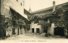 CHILLON   -    Château     -     Première Cour - Premier