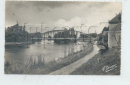 Monéteau (89) : Le Nouveau Pont Suspendu En Métal Prise D'une Rue En Bord De L'Yonne En 1955 PF. - Moneteau