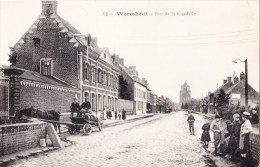 WORMHOUT - Rue De La Citadelle - Avec Avant Plan "Char D´une Brasserie " Avec Tonneaux - Superbe Carte Animée - Wormhout