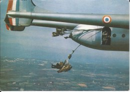 CPM  - 64 - PARACHUTISME - Largage D'un Nord  - 2.501  -  Très Bon état - - Parachutespringen