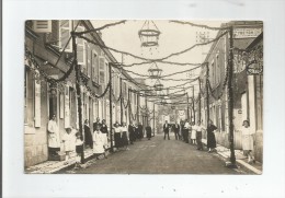 LOUE (SARTHE) CARTE PHOTO RUE AVEC BELLE ANIMATION (A GAUCHE  TRICOTAGE LOUESIEN A DROITE PANCARTE PUB TRETON MACONNERIE - Loue