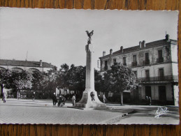 ALGÉRIE - SOUK-AHRAS - Place Du Monument Aux Morts. (CPSM) - Souk Ahras