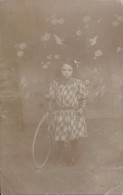 CPA Carte-photo D'une Jeune Fille Et Son Jeu Ancien Cerceau - Portraits