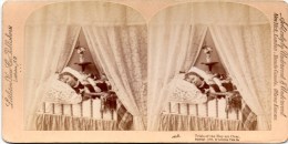 Stereofoto - Trials Of The Day Are Over ( Die Mühen Des Tages Sind Vorbei ) 1889 Kind Im Bettchen - Stereoscoopen