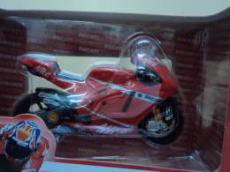 DUCATI DESMOSEDICI 1/18 CASEY STONER N° 27 N°1  ANNEE 2008 1 SUR MOTO  LIRE !!! - Motorräder