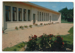 COUHE-VERAC --Place De La Marne - Centre D´Enseignement Féminin Rural,cpsm 15 X 10 éd Combier - Couhe