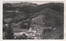 LES ALDUDES 64 PYRENEES ATLANTIQUES - LE BOURG ( CARTE SEMI MODERNE DENTELEE ) VOIR LE SCANNER - Aldudes