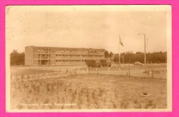 Carte Photo - Legerplaats Ermelo - Bureelgebouw - Vieux Camions - Voiture - Drapeau - EMDEEHA - 1955 - Ermelo