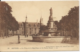 Nevers - La Place De La République Et Le Palais Ducal   - CR4 - Nevers