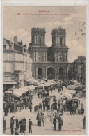 32- Auch _ Une Autre Vue De La Place De La Répubique -un Jour De Marché - Auch