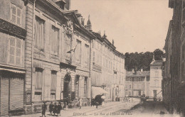 EPINAL     VOSGES  88    CPA  LA RUE DE L'HOTEL DE VILLE - Epinal