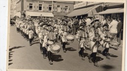 ALLEMAGNE BAD  MERGENTHEIM ENFANTS QUI DEFILLENT DEVANT LE SAMBETH AM MARKT CARTE PHOTO - Bad Mergentheim