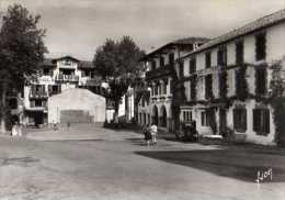 64  ASCAIN La Place Le Fronton Et L'Hotel De La Rhune Ou Pierre Loti Ecrivit Ramuntcho - Ascain